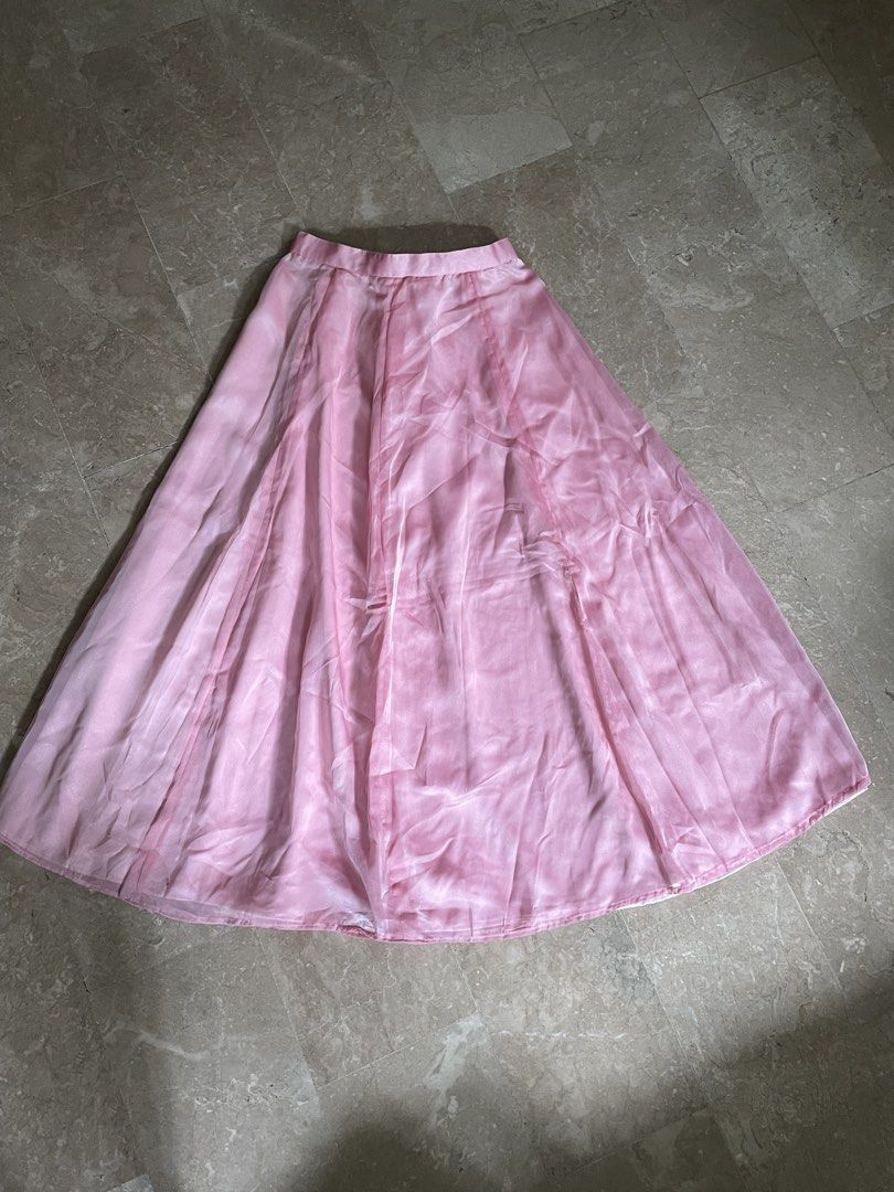 Take all midi skirts vintage y2k (Category: Skirts) located in Paranaque City. Submitted by momochiii24 (Listing ID 1467394805, Image 3). Description: take all midi skirts vintage y2k no issues all are good conditions no stains no holes W: 26-30 chat if interested mop:gcash mod:j&t or ggx .