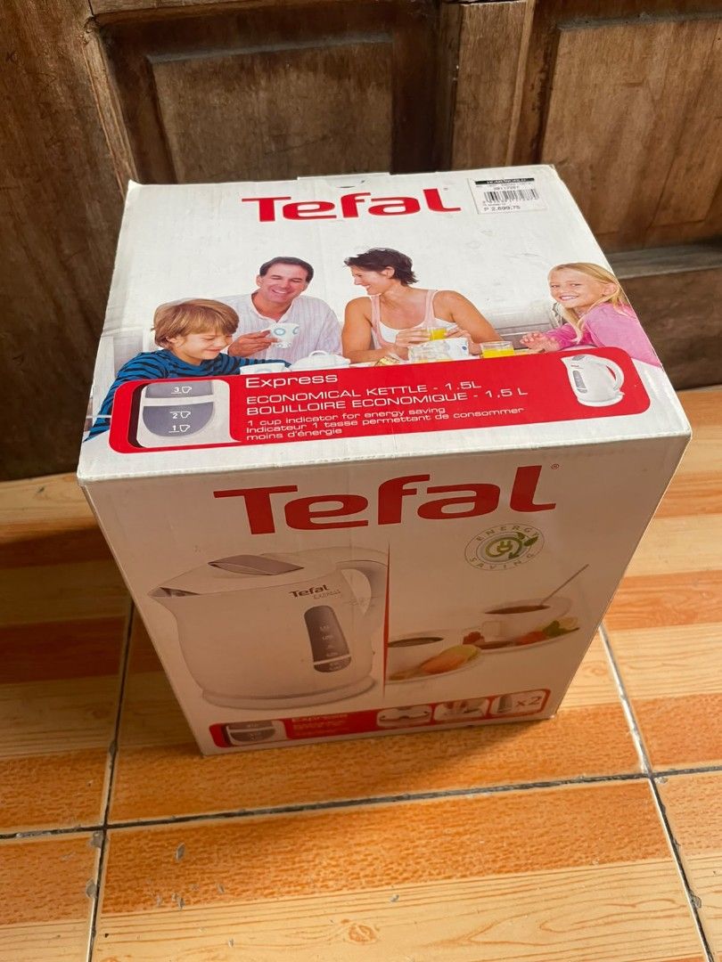 Tefal Electric Kettle (Category: Kettles & Airpots) located in Quezon City. Submitted by harun_res_managing_director (Listing ID 1467600820, Image 1). Description: For Sale Tefal Electric Kettle Brand: Tefal Series: Express Type: Electric kettle Capacity: 1.5 liters Material: Plastic body Power: Approximately 2,200–2,400 W, depending on model Voltage: 220–240 V, depending on model Color: White with gray accents RFS: Decluttering.