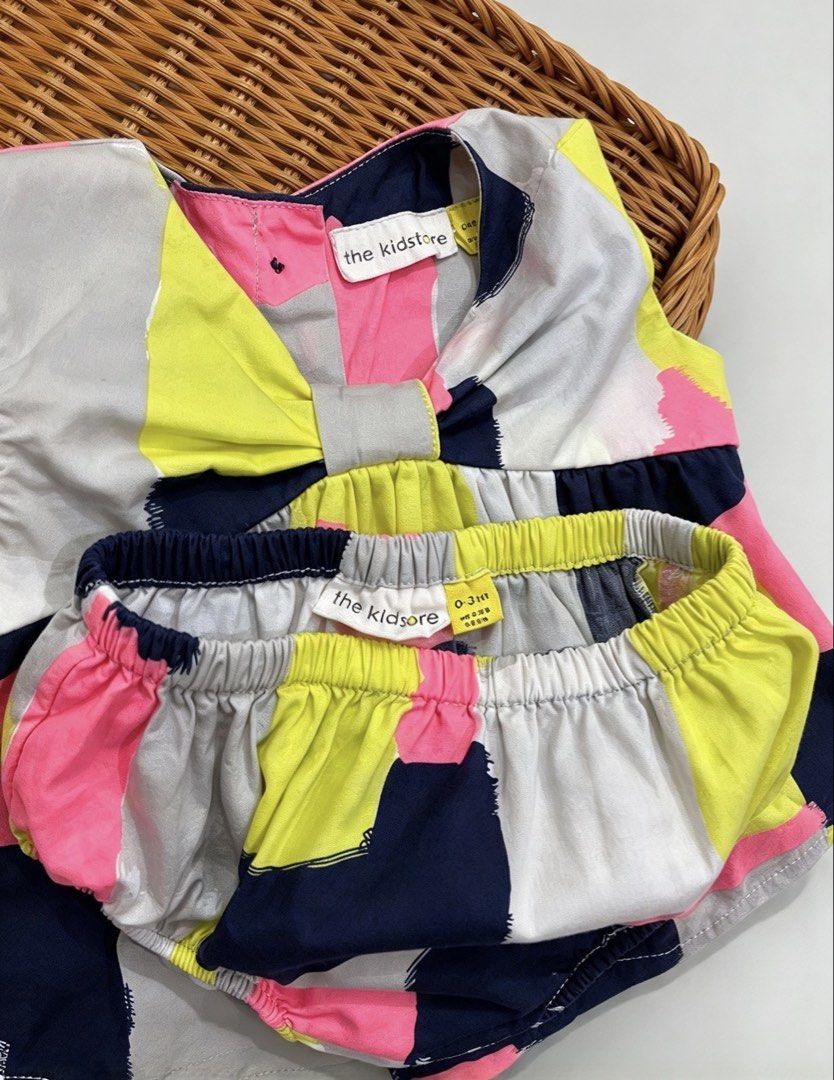 The Kidstore (Category: Babies & Kids Fashion) located in Quezon City. Submitted by zippy123 (Listing ID 1467507399, Image 3). Description: The Kidstore💖 Likenew condition super pretty ng color actual. 0-3m on tag.