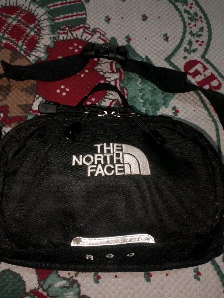 THE NORTH FACE (Category: Belt bags, Clutches and Pouches) located in Taguig. Submitted by clothingselection (Listing ID 1467475427, Image 3). Description: PTPA THE NORTH FACE BELT BAG WIDTH 11.5 LENGTH 7 EXCELLENT CONDITION NID WASH FRESH FROM BALE.