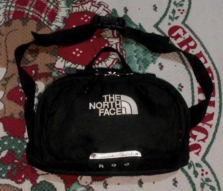 THE NORTH FACE (Category: Belt bags, Clutches and Pouches) located in Taguig. Submitted by clothingselection (Listing ID 1467475427, Image 1). Description: PTPA THE NORTH FACE BELT BAG WIDTH 11.5 LENGTH 7 EXCELLENT CONDITION NID WASH FRESH FROM BALE.