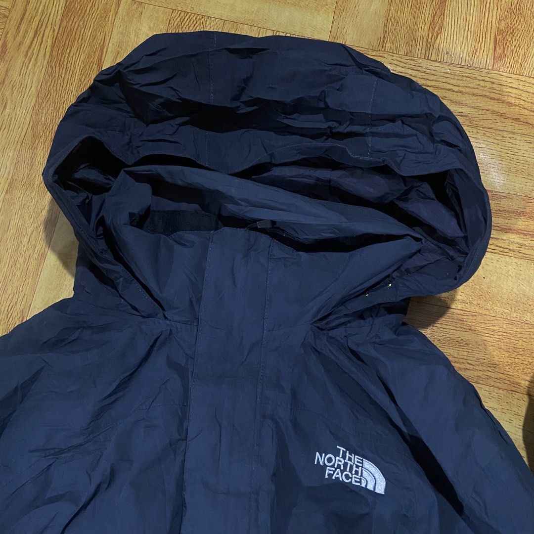 The North Face DryVent Windbreaker Jacket (Packable Hood) (Category: Activewear) located in Dasmarinas. Submitted by thrift2gems (Listing ID 1467602876, Image 2). Description: The North Face DryVent Windbreaker Jacket (Packable Hood)✨ -WIDTH: 22.5 -LENGTH: 27.5 -COLOR RATE: 9.2/10 -CONDITION: 9.2/10 -ISSUE: CHECK PICS.