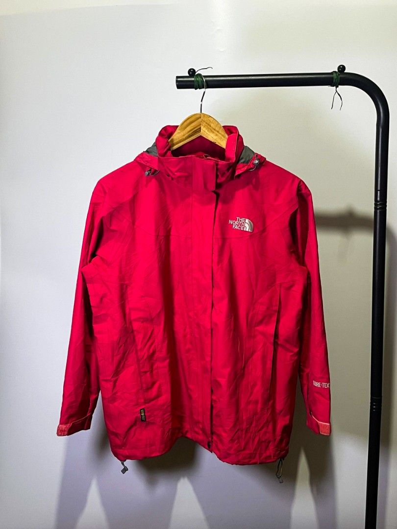 THE NORTH FACE GORE-TEX MOUNTAIN JACKET (Category: Coats, Jackets and Outerwear) located in Davao. Submitted by nmd.archives (Listing ID 1467536351, Image 1). Description: Size 80 on tag 21 x 27 (fits medium) Color rate and condition: 10/10 No issue Waterproof, double zip Detachable hood.