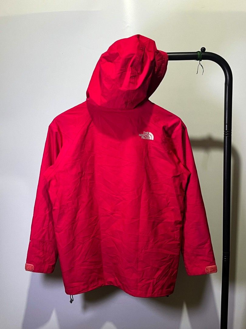 THE NORTH FACE GORE-TEX MOUNTAIN JACKET (Category: Coats, Jackets and Outerwear) located in Davao. Submitted by nmd.archives (Listing ID 1467536351, Image 2). Description: Size 80 on tag 21 x 27 (fits medium) Color rate and condition: 10/10 No issue Waterproof, double zip Detachable hood.