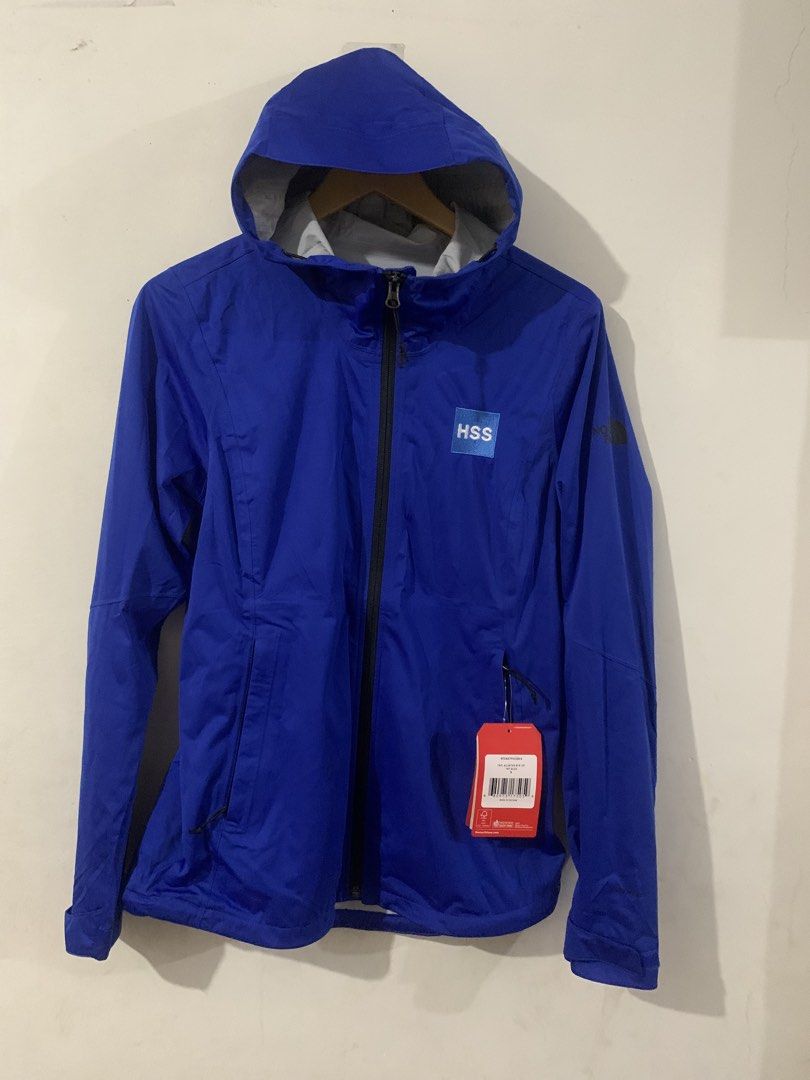 The North Face HSS Blue Waterproof Jacket (Category: Coats, Jackets and Outerwear) located in Lucena. Submitted by nhelo_mill.6 (Listing ID 1467391029, Image 2). Description: - Brand: The North Face - Color: Blue - Size: S (Tag attached) - Condition: Brand new with original retail tags - Features: Waterproof, hooded, front zipper closure, side pockets, and HSS chest print.