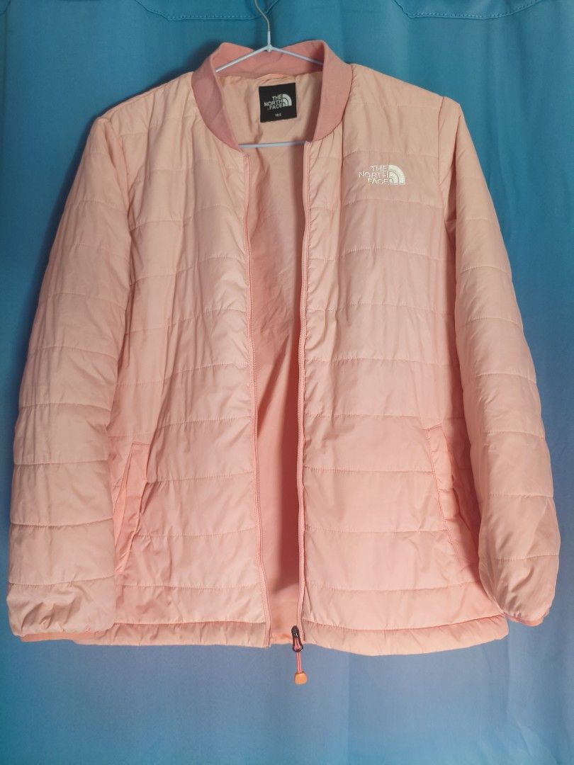 The North Face Womans Lightweight Quilted Jacket (Category: Coats, Jackets and Outerwear) located in Antipolo. Submitted by 000kys (Listing ID 1467338315, Image 2). Description: The North Face Womans Lightweight Quilted Jacket Small on tag (slim fit) 📍 Makati City.