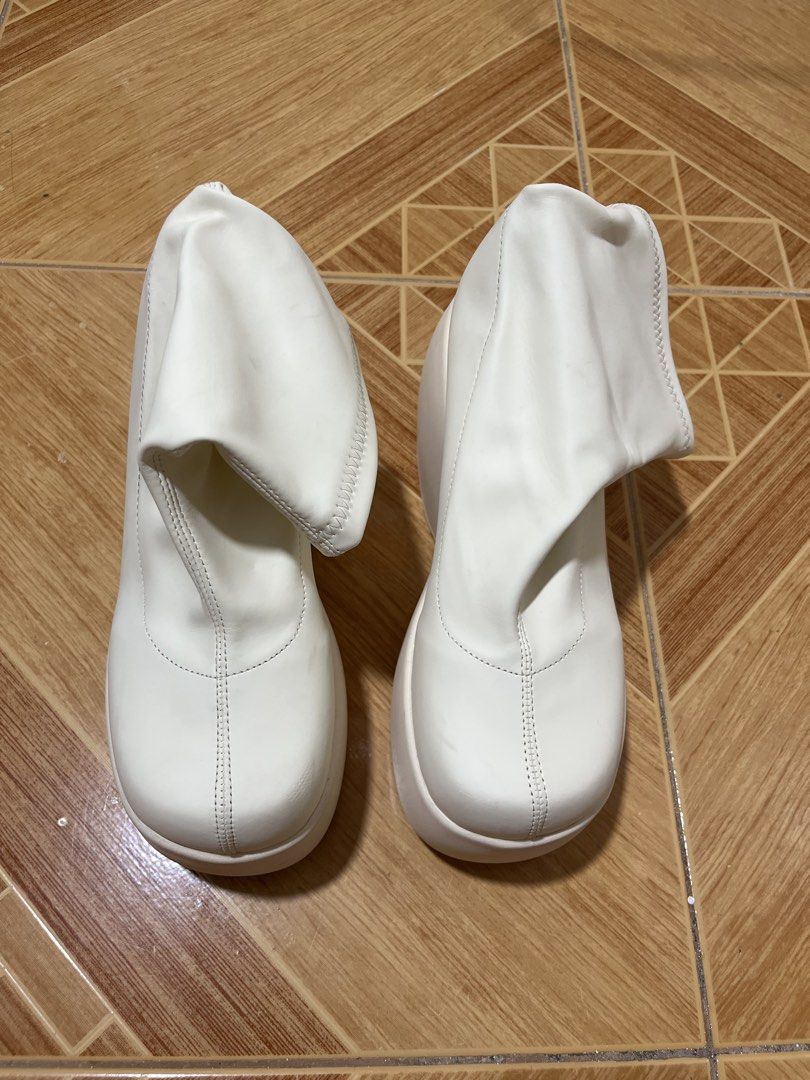 thick platform boots white (Category: Boots) located in Manila. Submitted by jasminegayle (Listing ID 1467589918, Image 2). Description: size 36 ₱299 only (price negotiable) used it only once during concert. has minimal stains but in good condition. comfortable to use especially on concerts!.