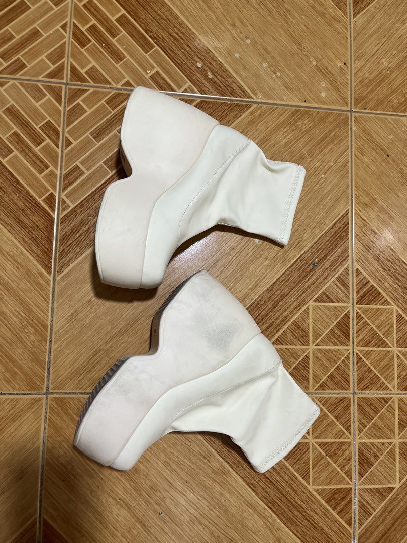 thick platform boots white (Category: Boots) located in Manila. Submitted by jasminegayle (Listing ID 1467589918, Image 3). Description: size 36 ₱299 only (price negotiable) used it only once during concert. has minimal stains but in good condition. comfortable to use especially on concerts!.