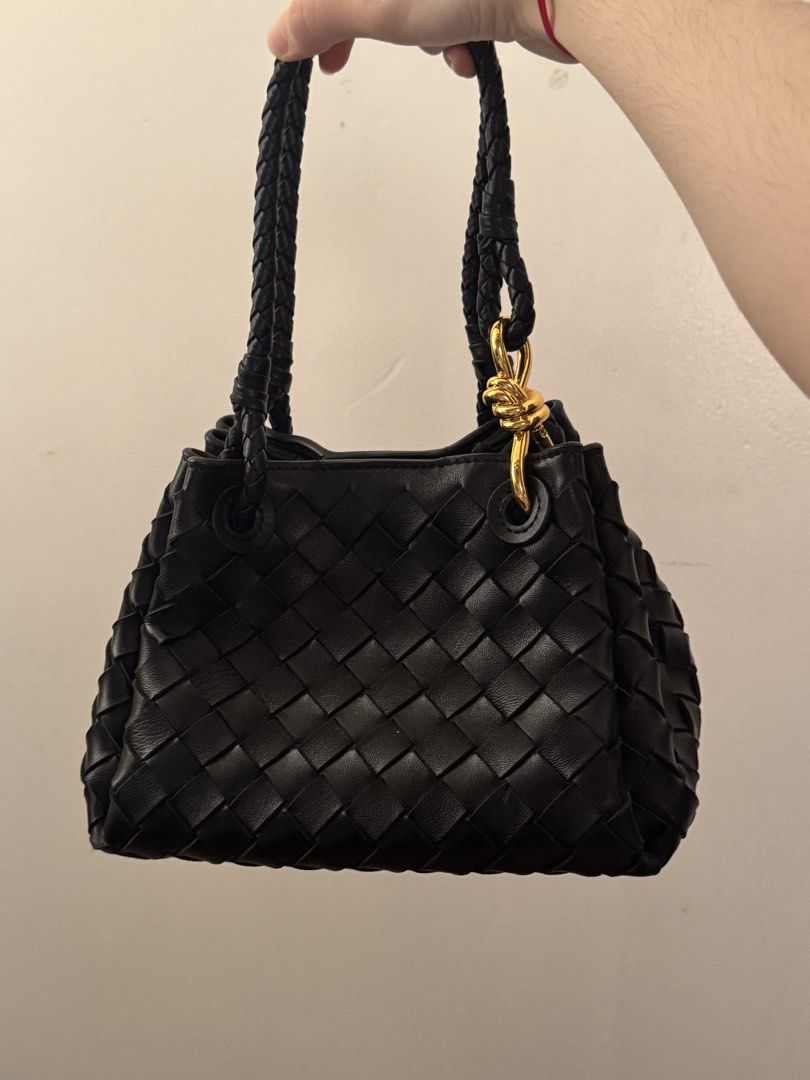 Things Remembered woven bag (Category: Luxury Bags & Wallets) located in Manila. Submitted by bookishtati (Listing ID 1467378792, Image 2). Description: .