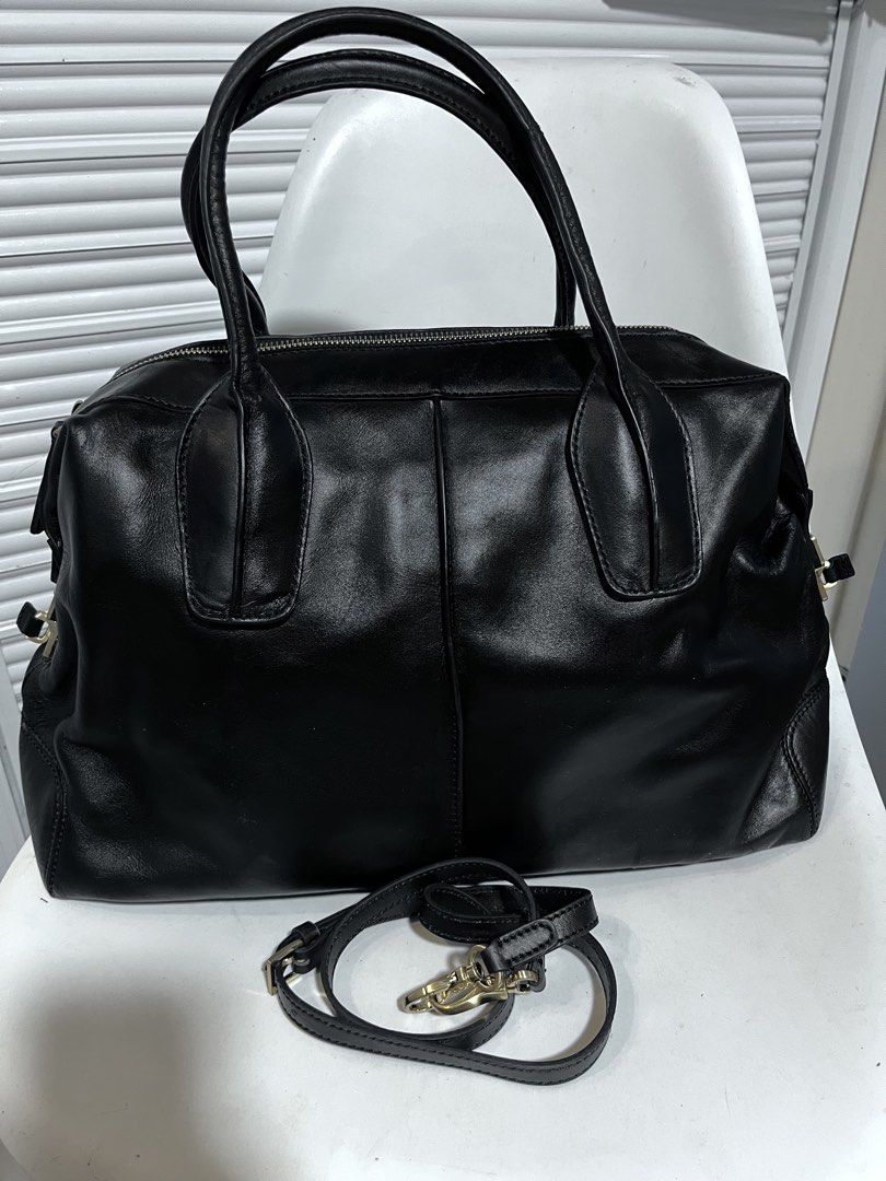 TODS (Category: Cross-body Bags) located in Dagupan City. Submitted by calmocean-f675cc (Listing ID 1467489120, Image 3). Description: TODS BAULETTO BLACK LEATHER CROSSBODY BAG GOOD AS NEW NO ISSUE 5999 only Add sf .
