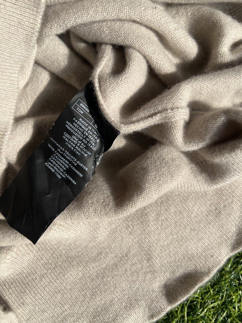 TOM FORD KNIT SWEATER (Category: Luxury Apparel) located in Davao. Submitted by jedee31 (Listing ID 1467368425, Image 3). Description: LUXURY VINTAGE KNITWEAR 🤍✨ ✧ Tom Ford ✧ Made in Italy 🇮🇹 ✧ Size 52/105 ✧ Classy neutral beige color ✧ Soft knit fabric with ribbed details ✧ Timeless luxury aesthetic ♡ 📌 Bid at your own price! 🏆 I’ll go with the highest offer. 💸.