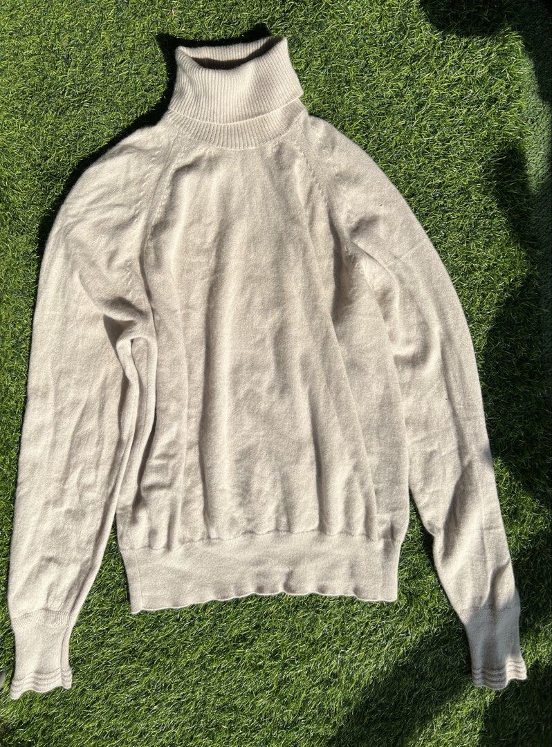 TOM FORD KNIT SWEATER (Category: Luxury Apparel) located in Davao. Submitted by jedee31 (Listing ID 1467368425, Image 2). Description: LUXURY VINTAGE KNITWEAR 🤍✨ ✧ Tom Ford ✧ Made in Italy 🇮🇹 ✧ Size 52/105 ✧ Classy neutral beige color ✧ Soft knit fabric with ribbed details ✧ Timeless luxury aesthetic ♡ 📌 Bid at your own price! 🏆 I’ll go with the highest offer. 💸.
