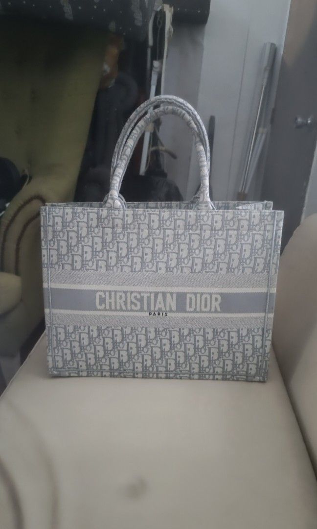 Tote bag (Category: Tote Bags) located in Makati City. Submitted by themarketden (Listing ID 1467403584, Image 2). Description: good condition.