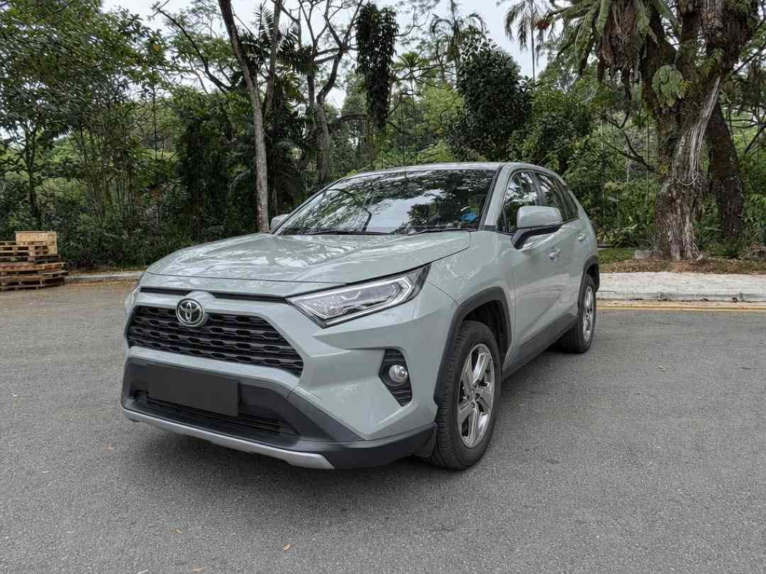 Toyota RAV4 2.0 Premium (A) (Category: Used Cars) located in Singapore. Submitted by carousell_certified_partners (Listing ID 1467532703, Image 1). Description: Superb 1 owner condition. Fully agent maintained. Extremely rare color, Urban Khaki - Classy looking pale olive green tone. Fierce striking looks combines with Toyota\'s reliability. A sporty compact crossover that suits any driver profile. Contact us to find out more today! Features: Key