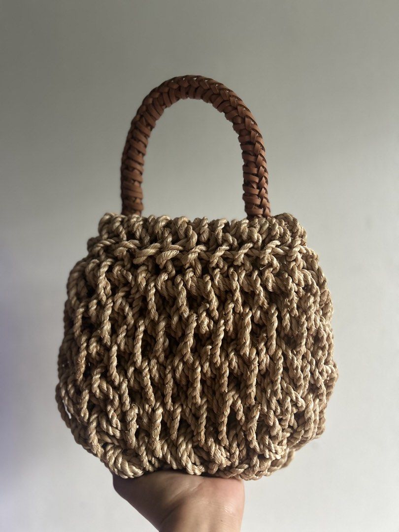 Trapeze knot (Category: Beach Bags) located in Manila. Submitted by pintyhatty.mnl (Listing ID 1467448193, Image 3). Description: Brand new comes with aranaz dust bag.