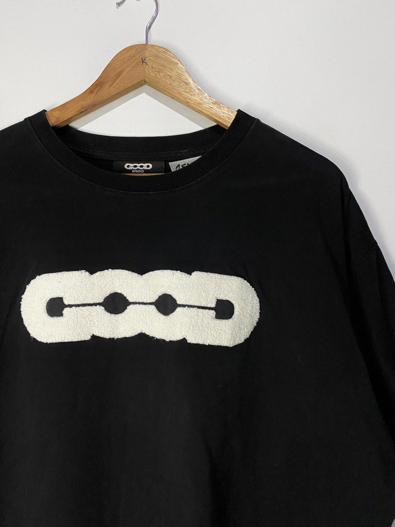 TSHIRT (Category: Tshirts & Polo Shirts ) located in Jaen. Submitted by oshimamark58418 (Listing ID 1467518149, Image 3). Description: - Color: Black with white textured graphic details - Design: Unique 'GOOD' chain logo on front, world map print on back - Material: Premium heavyweight cotton with branded hem tag - Condition: Excellent pre-owned condition (Rated 4) - Style: Casual streetwear tee, comfortable fit.