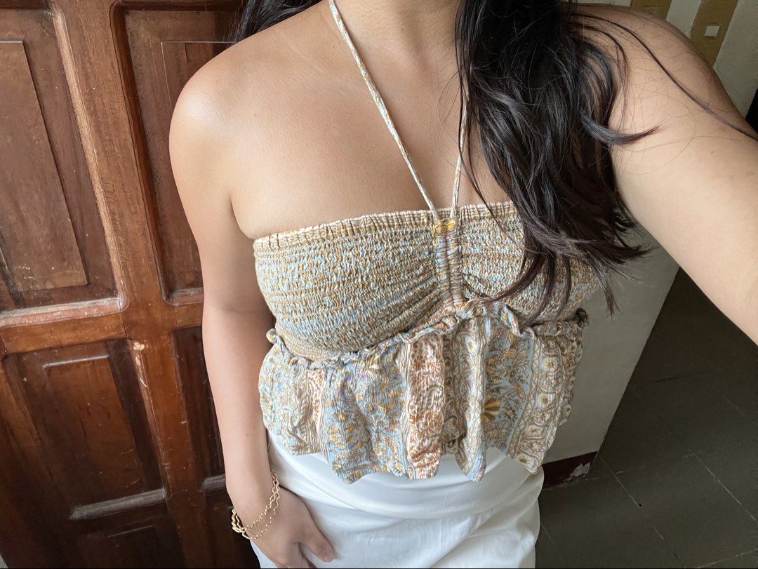 Tube summer top american eagle 👙☀️ (Category: Sleeveless) located in Dagupan City. Submitted by whimsyluns (Listing ID 1464592150, Image 1). Description: summer tube top <33 -size L kusot lang sa pic guys pero maganda naman in person perfect pair it with high waist skirt 🌸🌸 .