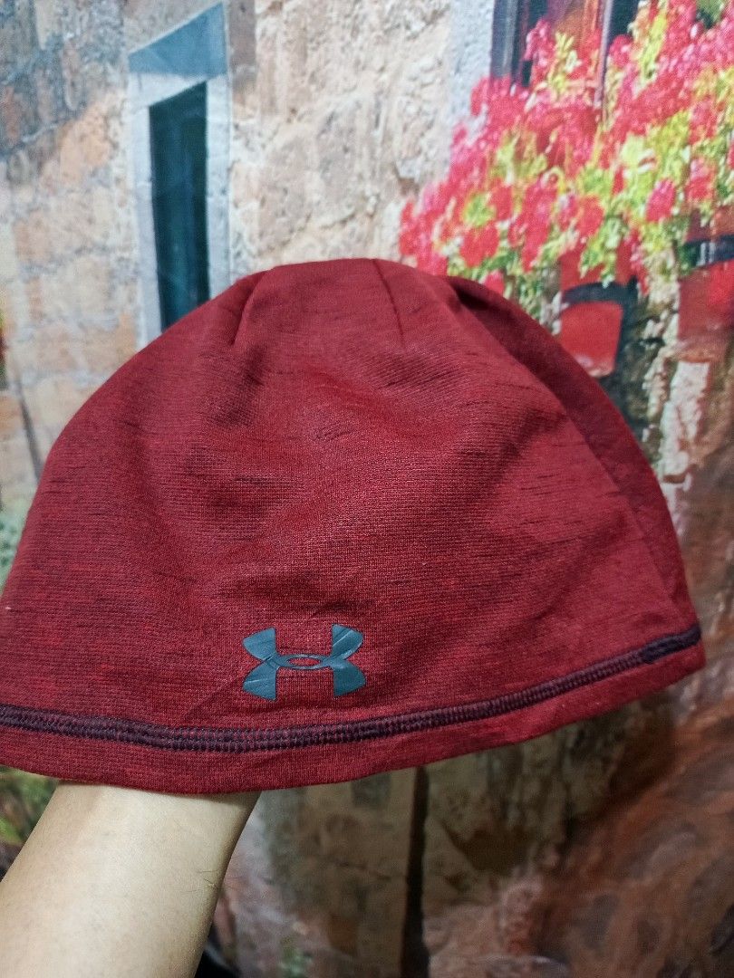 Under armour bennie maroon (Category: Caps & Hats) located in Caloocan City. Submitted by shsgoods (Listing ID 1467378921, Image 1). Description: location: Karuhatan Valenzuela City.