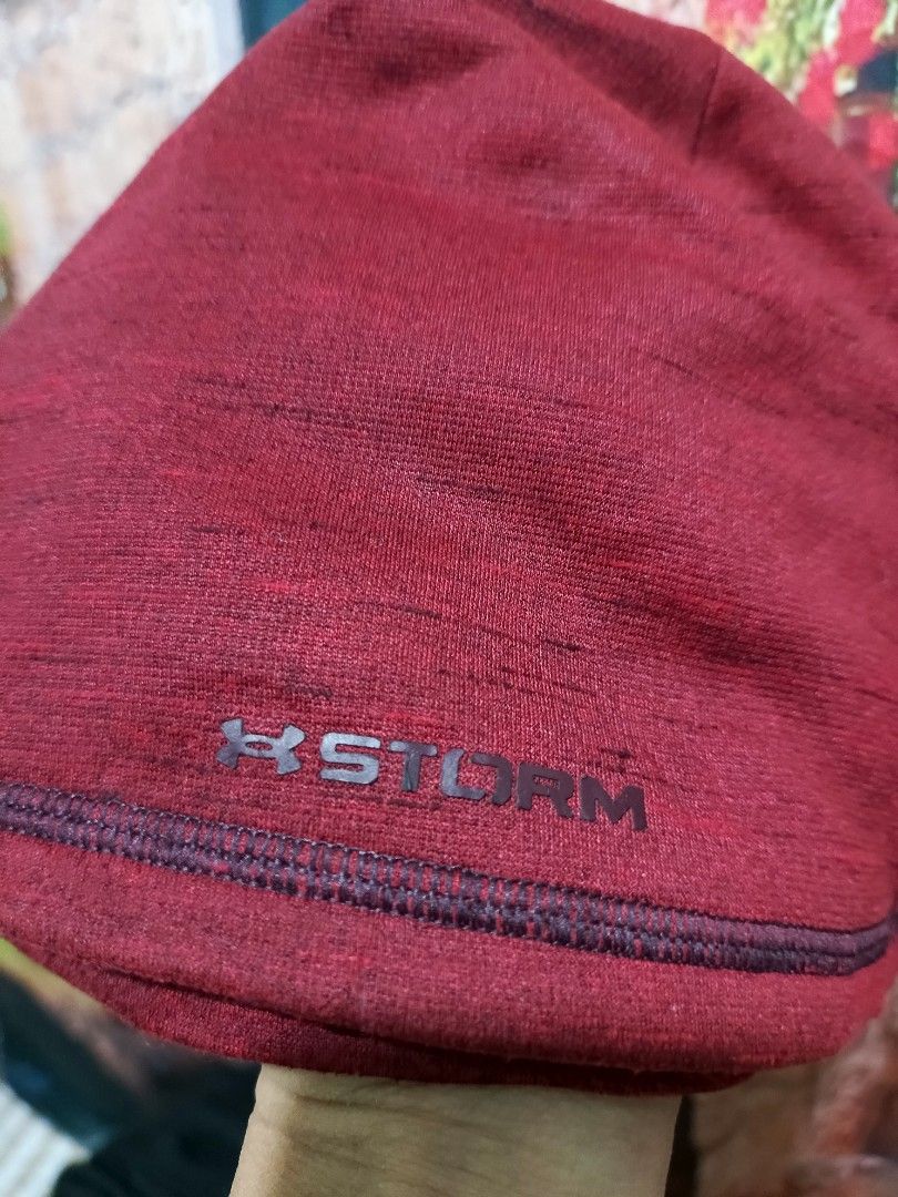 Under armour bennie maroon (Category: Caps & Hats) located in Caloocan City. Submitted by shsgoods (Listing ID 1467378921, Image 3). Description: location: Karuhatan Valenzuela City.