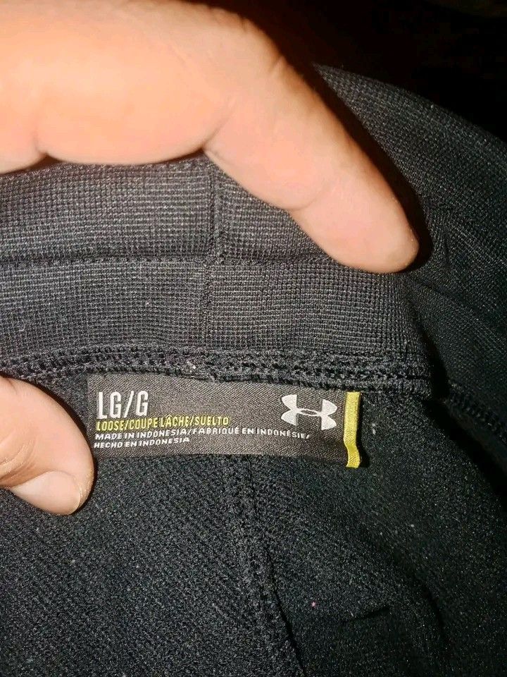 Under Armour Fleece Short (Category: Shorts) located in Guihulngan. Submitted by johnjohndripgoods (Listing ID 1464356313, Image 2). Description: UNDER ARMOUR FLEECE SHORT WIDTH: 32-34 LENGTH: 20.5 EXCELLENT CONDITION NO ISSUE OPEN FOR VC DM.