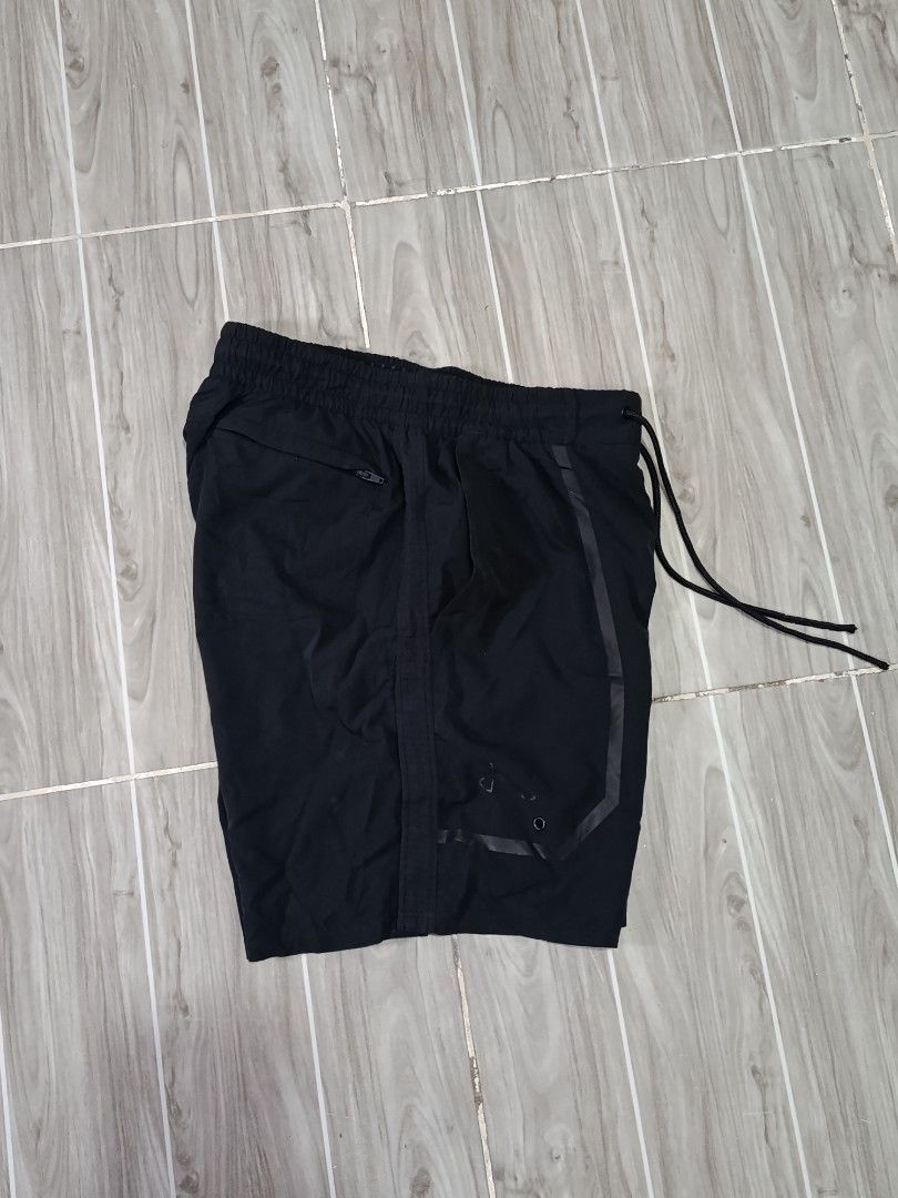 UNDER ARMOUR HEATGEAR DRIFIT SHORT (freeshipping) (Category: Activewear) located in Quezon City. Submitted by gyl-stop (Listing ID 1467529827, Image 3). Description: free shipping 24-28 x 17 very good condi cr: 9.5/10 issue: medyo fade na logo.