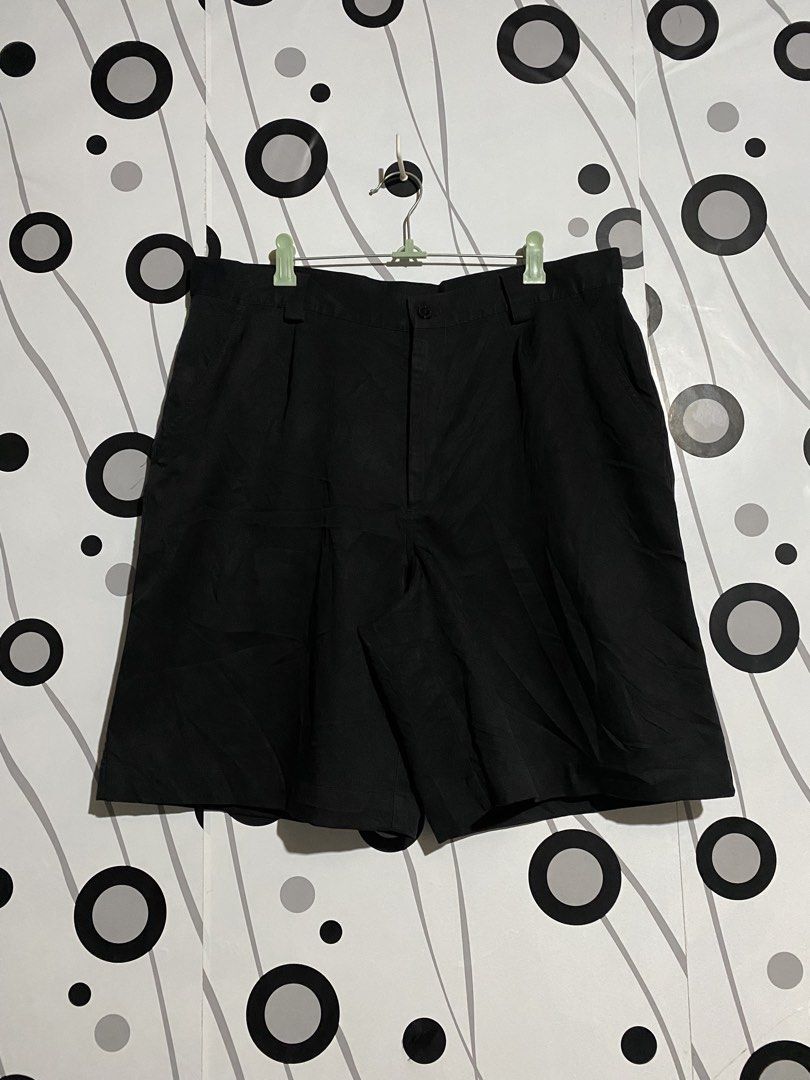 Under Armour men's athletic shorts (Category: Shorts) located in Cebu City. Submitted by patspickph (Listing ID 1467473053, Image 1). Description: This is a black Under Armour men's athletic shorts featuring an embroidered Under Armour logo tab at the center-back waistband. W34-35 L20.5👍No issue Excellent Condition👌.