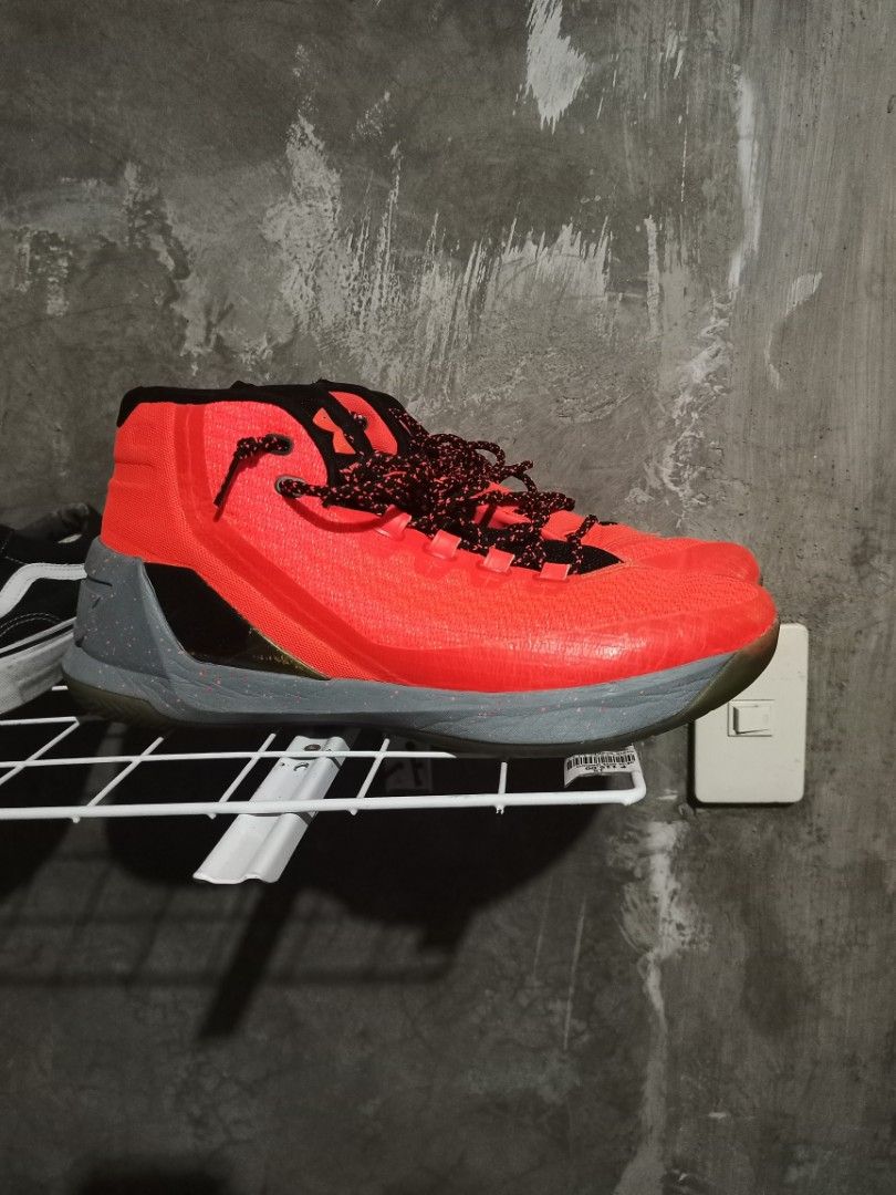 Under Armour Stephen Curry (Category: Sneakers) located in Mabalacat. Submitted by hasashoe (Listing ID 1467549884, Image 1). Description: SIZE ON PIC EXCELLENT CONDITION GOOD WORKING PERFORMANCE Wear and Go.