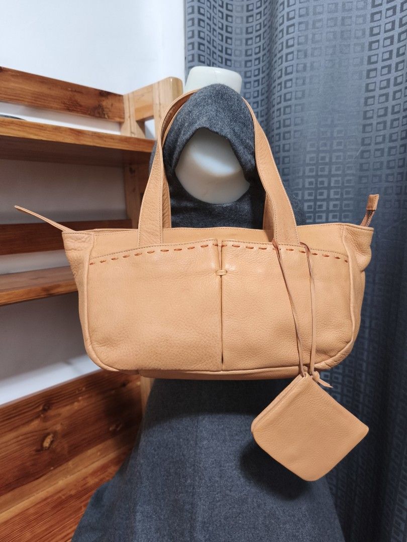 Ungaro bag and wallet (Category: Tote Bags) located in Baguio. Submitted by queenlyne_vintage_rare_finds (Listing ID 1467467268, Image 1). Description: .