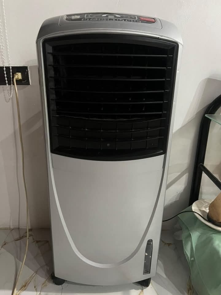 Union UGAC-001 20L Evaporative Air Cooler (Category: Air Conditioning and Heating) located in Quezon City. Submitted by silverforest_0cab92 (Listing ID 1467383078, Image 2). Description: - Brand/Model: Union Evaporative Air Cooler (UGAC-001) - Water Tank Capacity: Large 20 Liters - Power: 100W (230V, 60Hz) - Controls: Digital control panel with speed settings, timer, and swing modes - Cooling Feature: High-efficiency honeycomb cooling pads - Cond