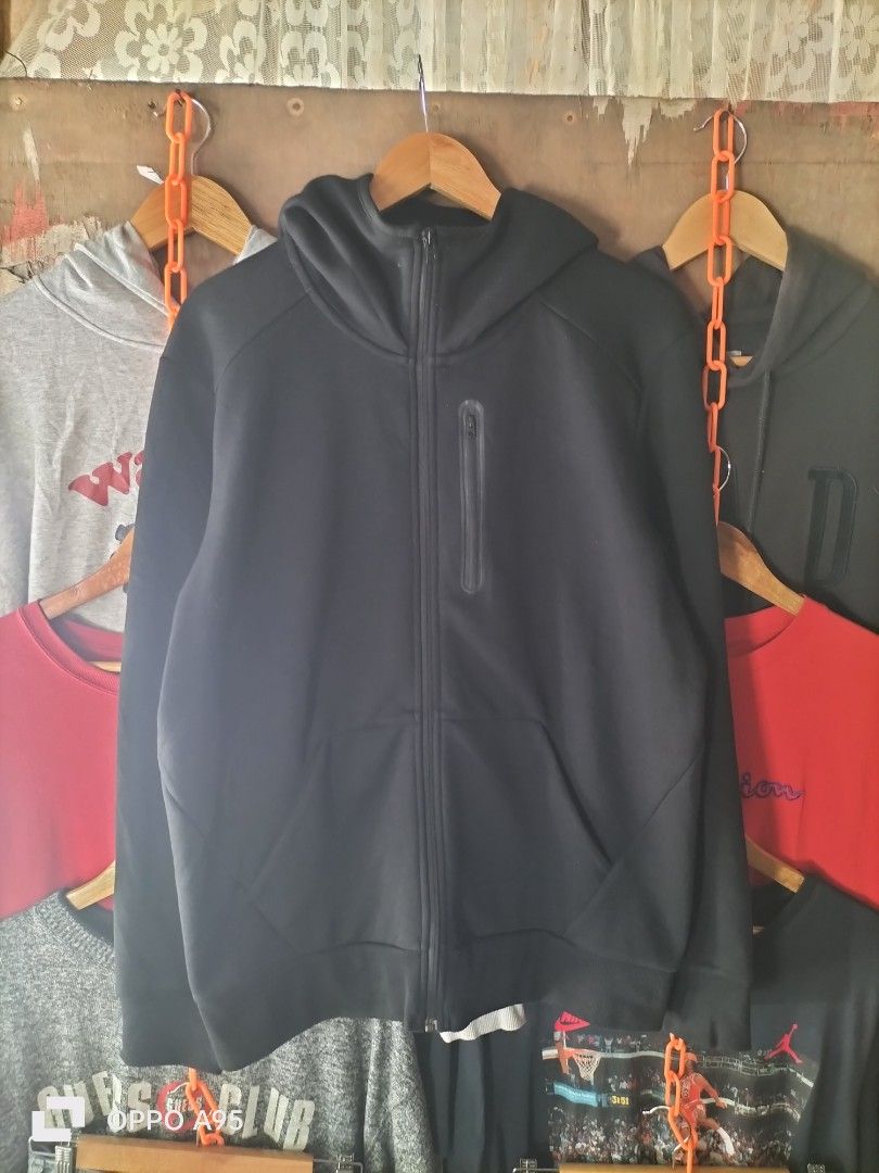 Uniqlo (Category: Coats, Jackets and Outerwear) located in Baler. Submitted by jaydeebaltazar (Listing ID 1467415747, Image 3). Description: good excellent no issue.