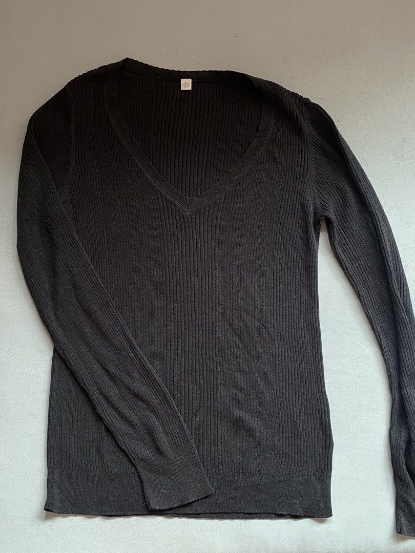 UNIQLO • Basic V Longsleeves Top (Category: Longsleeves) located in Santa Rosa. Submitted by 07mkl (Listing ID 1467414492, Image 2). Description: UNIQLO • Basic V Longsleeves Top • Condition: 8/10 • Size: med-large • Flaws: none • Color: Black ₱150✨.