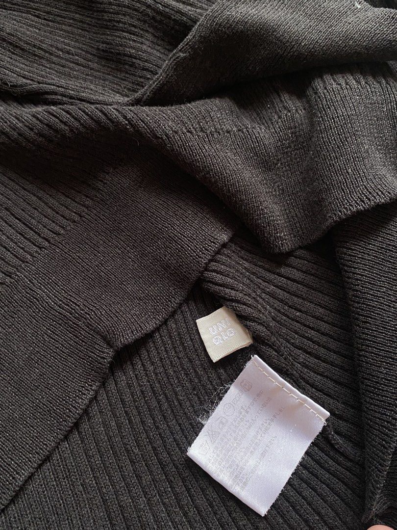 UNIQLO • Basic V Longsleeves Top (Category: Longsleeves) located in Santa Rosa. Submitted by 07mkl (Listing ID 1467414492, Image 3). Description: UNIQLO • Basic V Longsleeves Top • Condition: 8/10 • Size: med-large • Flaws: none • Color: Black ₱150✨.