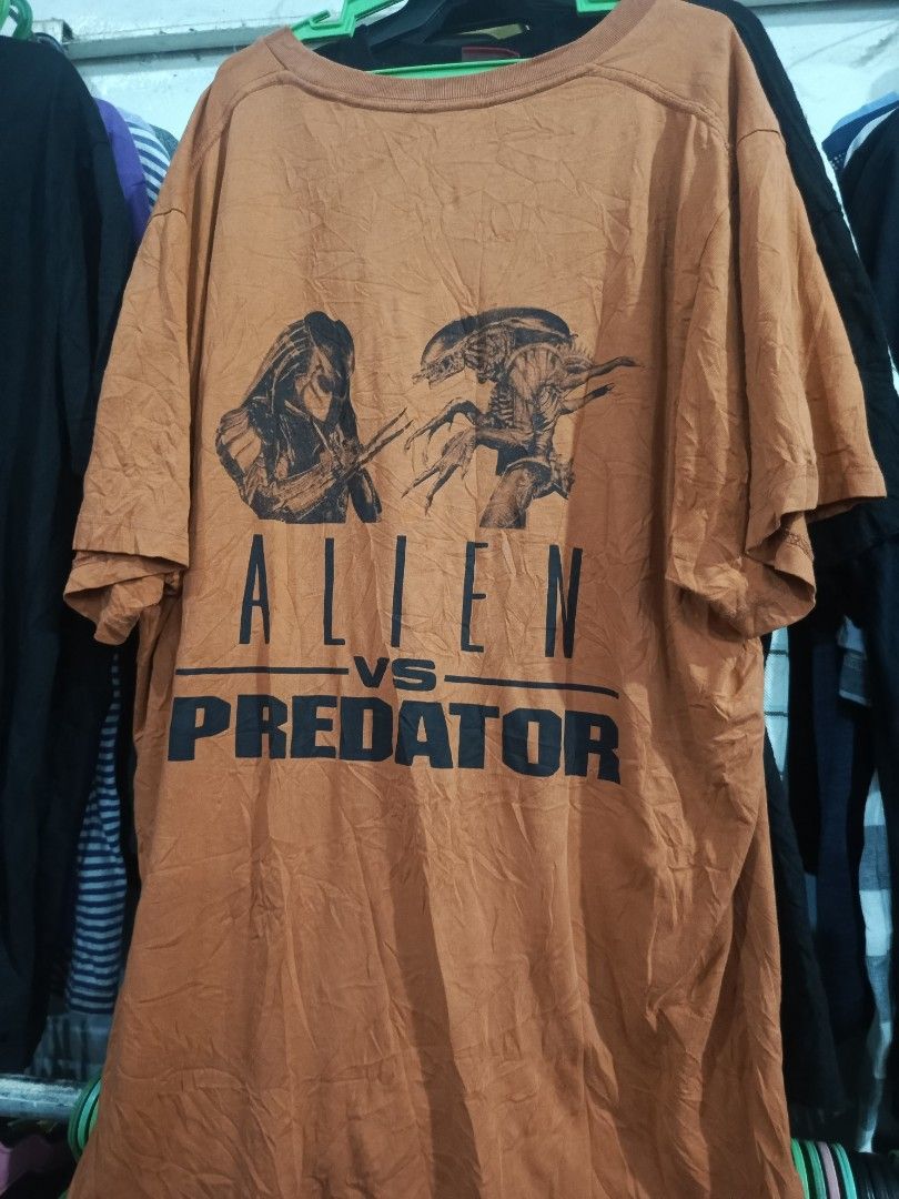 Uniqlo Alien vs Predator Brown Graphic Tee (Category: Tshirts & Polo Shirts ) located in City of Isabela. Submitted by warmbird.d06e6f (Listing ID 1467479356, Image 1). Description: - Official 20th Century Fox merchandise from Uniqlo - Brown graphic tee featuring Alien vs Predator artwork - Small patch detail on the chest - 100% breathable cotton fabric with standard fit - Short sleeves and classic crew neck - Perfect condition, a must-have for s
