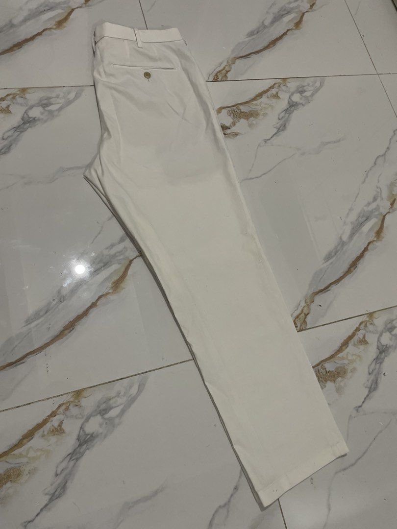 Uniqlo Ankle Pants (Category: Trousers) located in Caloocan City. Submitted by lorenz.alberttt (Listing ID 1467513783, Image 2). Description: Uniqlo Ankle Pants L:38 W:88cm Leg op:9 *needs wash .