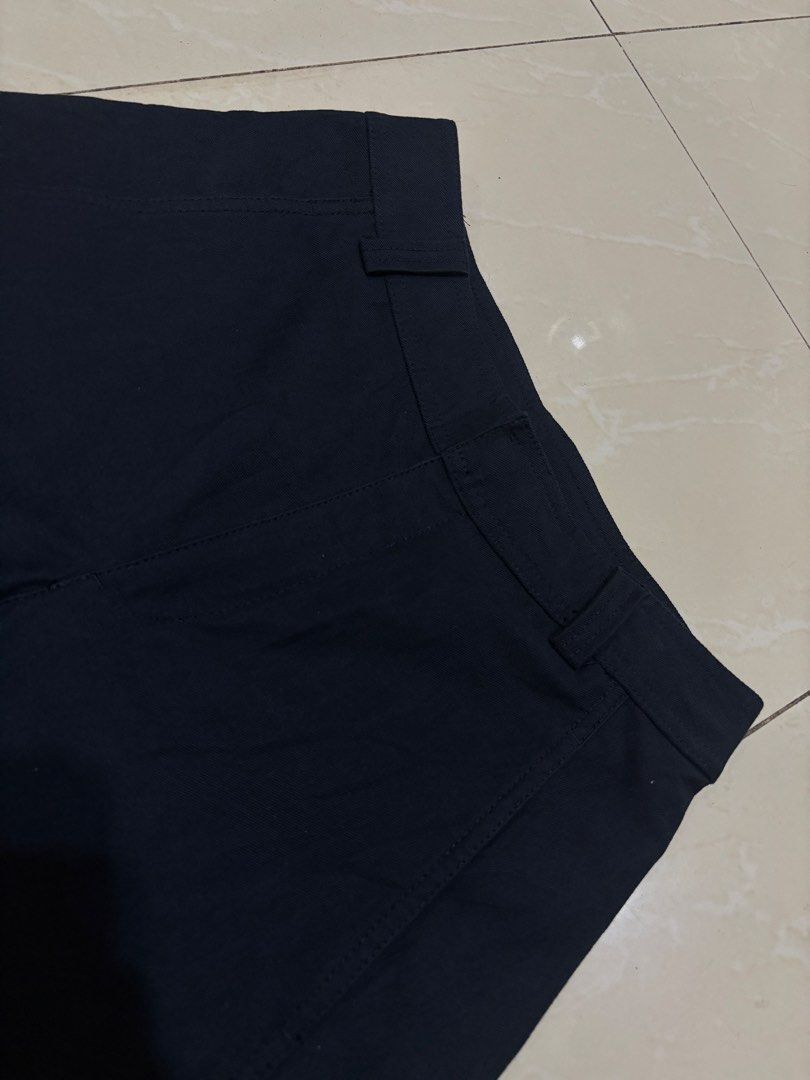 Uniqlo Barrel Leg Pants (Category: Jeans) located in Iligan City. Submitted by thrift4dayz (Listing ID 1467451448, Image 2). Description: Size: Small - Fits 25”-26” Almost brand new condition.