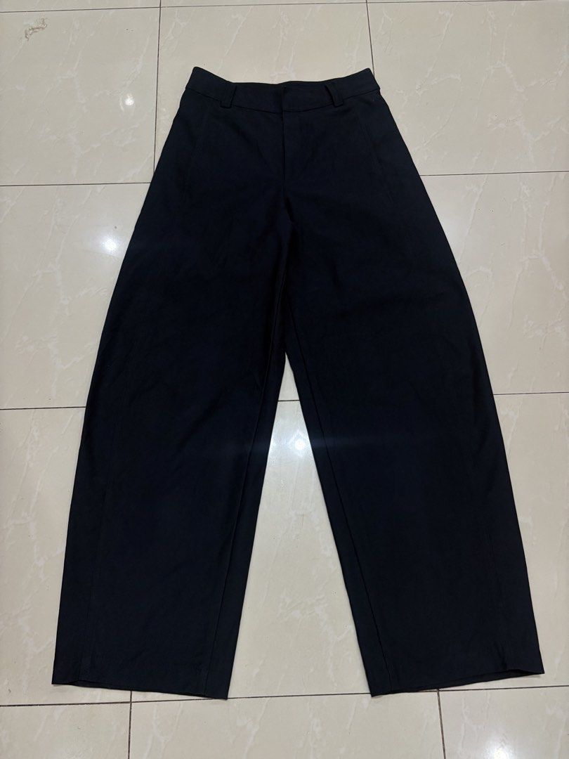 Uniqlo Barrel Leg Pants (Category: Jeans) located in Iligan City. Submitted by thrift4dayz (Listing ID 1467451448, Image 1). Description: Size: Small - Fits 25”-26” Almost brand new condition.