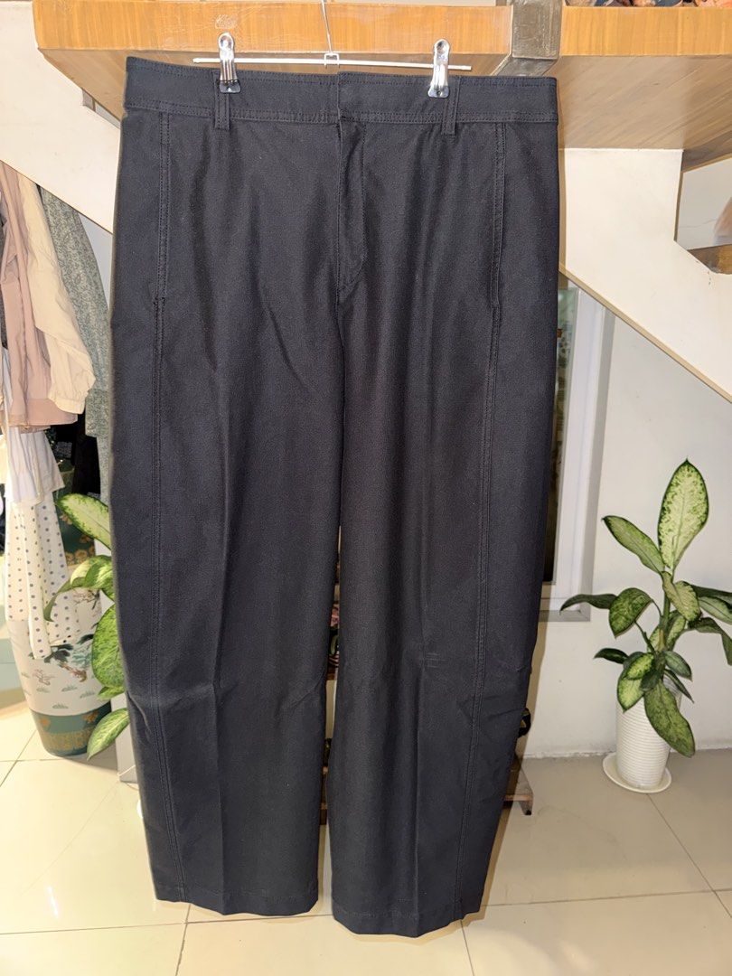 Uniqlo Black Barrel Jeans (Category: Jeans) located in Manila. Submitted by clalala.fire (Listing ID 1467529710, Image 1). Description: - Color: Black - Fit: Wide leg - Details: Front seam lines, thick waistband with belt loops, two back button-flap pockets - Style: Clean, versatile, easy to match with basic tees or outer jackets.