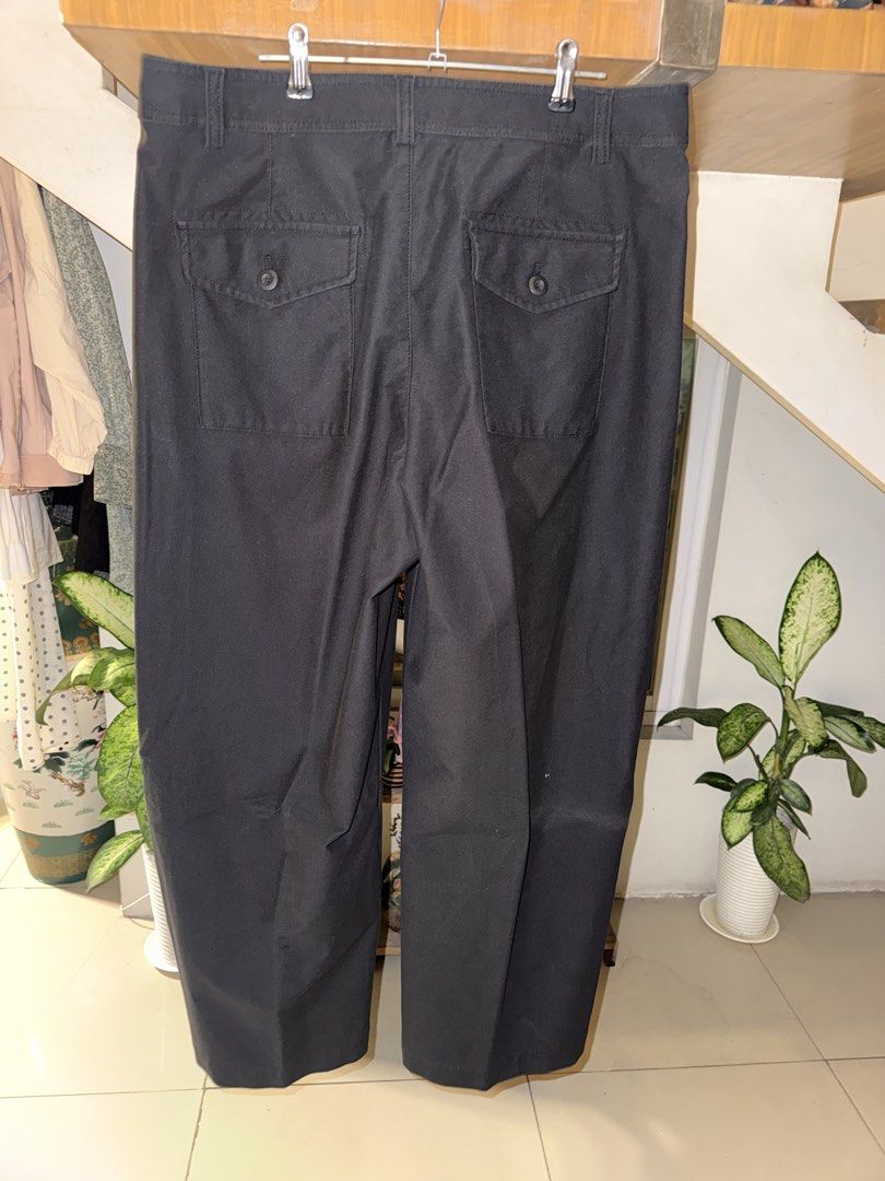 Uniqlo Black Barrel Jeans (Category: Jeans) located in Manila. Submitted by clalala.fire (Listing ID 1467529710, Image 2). Description: - Color: Black - Fit: Wide leg - Details: Front seam lines, thick waistband with belt loops, two back button-flap pockets - Style: Clean, versatile, easy to match with basic tees or outer jackets.