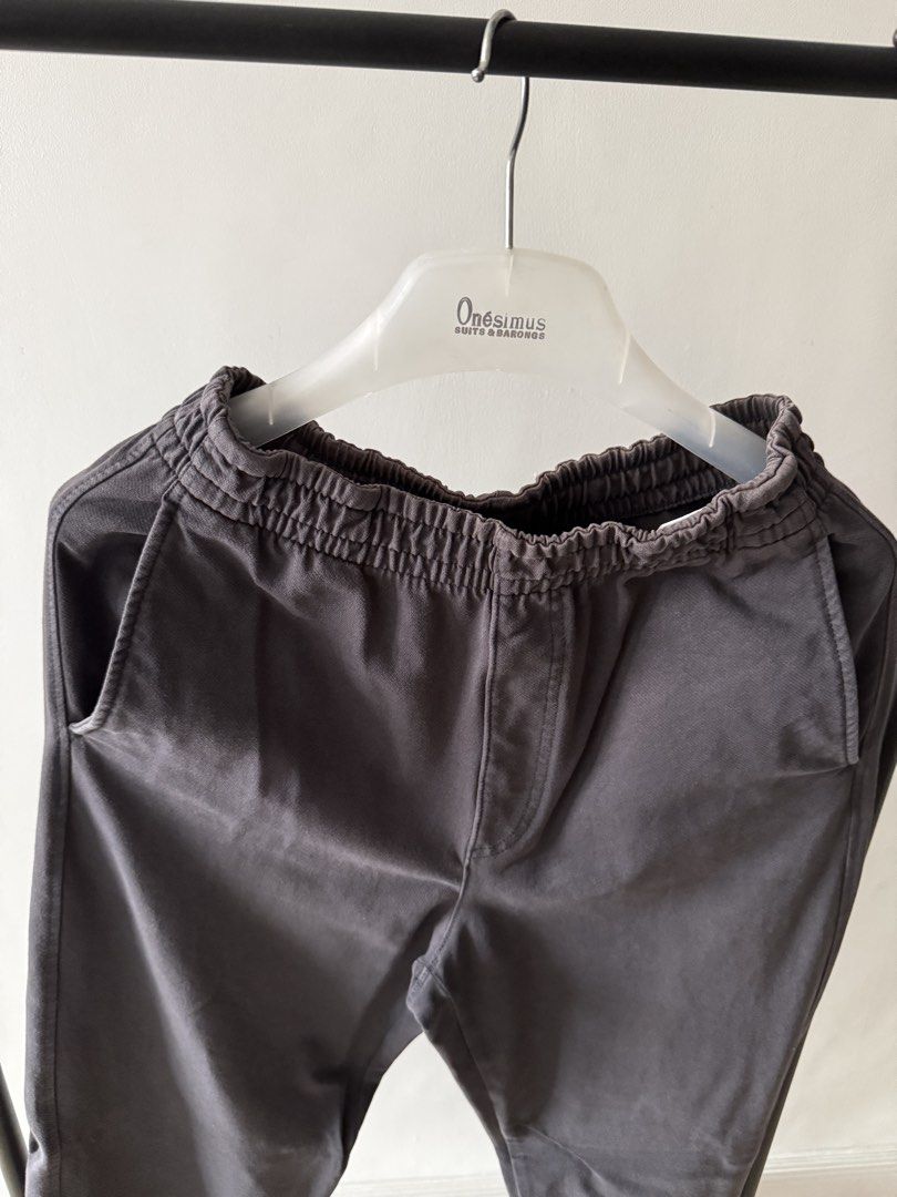 Uniqlo Dark Grey Brushed Jersey Pants (Category: Trousers) located in Paranaque City. Submitted by freshlysteezed (Listing ID 1467448727, Image 1). Description: - Color: Dark grey with a soft, slightly washed feel - Fit: Straight, relaxed cut for all-day comfort - Waistband: Elastic with adjustable drawstring detail - Pockets: 2 front side slant pockets and 2 back patch pockets - Styling: Easy to match with tees and shirts for a casual everyday l