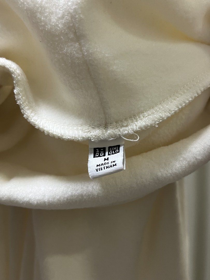 Uniqlo fleece turtleneck white (Category: Longsleeves) located in Las Pinas. Submitted by jilanah (Listing ID 1467559528, Image 2). Description: .