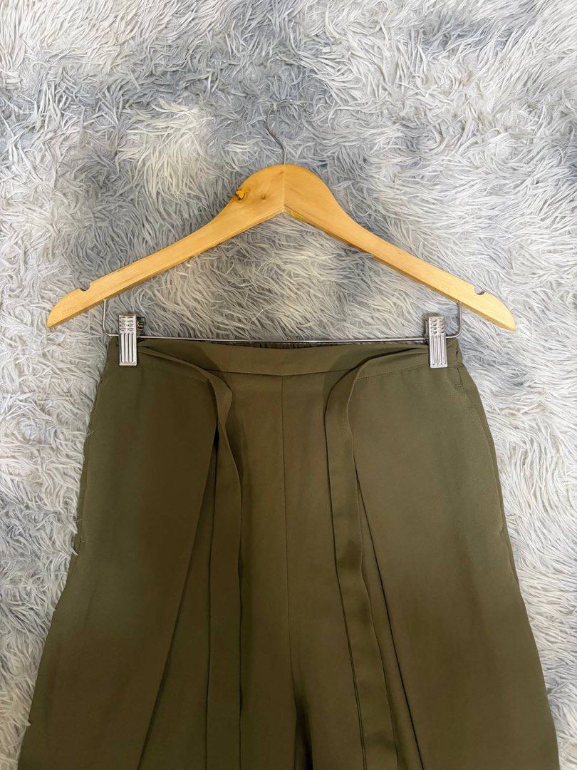 Uniqlo GU Palazzo Pants (Category: Other Bottoms) located in Batangas. Submitted by buy3get1freerandom (Listing ID 1467415066, Image 3). Description: Product ID: 288042 Size on tag: Medium Waist : 26”-30” via tape measure Length: 36” via tape measure Condition: 9/10 Flaw/s: None ✅ Both side pockets 📌 FIRST TO PAY BASIS 📌 Please manage your expectations, as these are preloved items. 📌 No when worn photos Message me to get this item! 😎.