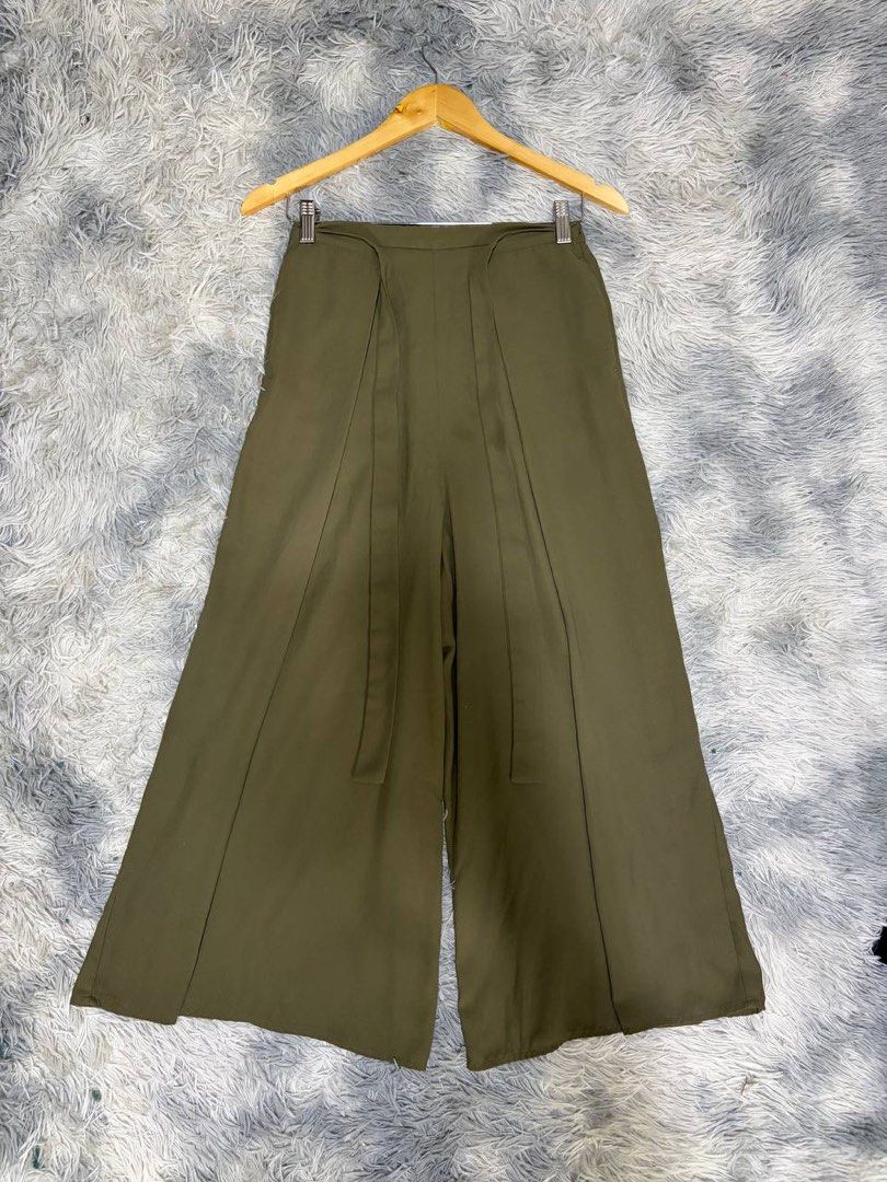 Uniqlo GU Palazzo Pants (Category: Other Bottoms) located in Batangas. Submitted by buy3get1freerandom (Listing ID 1467415066, Image 1). Description: Product ID: 288042 Size on tag: Medium Waist : 26”-30” via tape measure Length: 36” via tape measure Condition: 9/10 Flaw/s: None ✅ Both side pockets 📌 FIRST TO PAY BASIS 📌 Please manage your expectations, as these are preloved items. 📌 No when worn photos Message me to get this item! 😎.