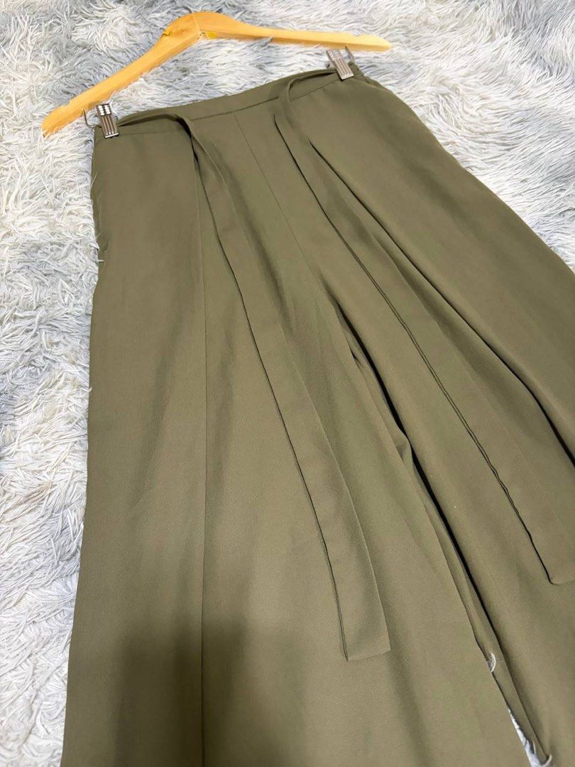 Uniqlo GU Palazzo Pants (Category: Other Bottoms) located in Batangas. Submitted by buy3get1freerandom (Listing ID 1467415066, Image 2). Description: Product ID: 288042 Size on tag: Medium Waist : 26”-30” via tape measure Length: 36” via tape measure Condition: 9/10 Flaw/s: None ✅ Both side pockets 📌 FIRST TO PAY BASIS 📌 Please manage your expectations, as these are preloved items. 📌 No when worn photos Message me to get this item! 😎.