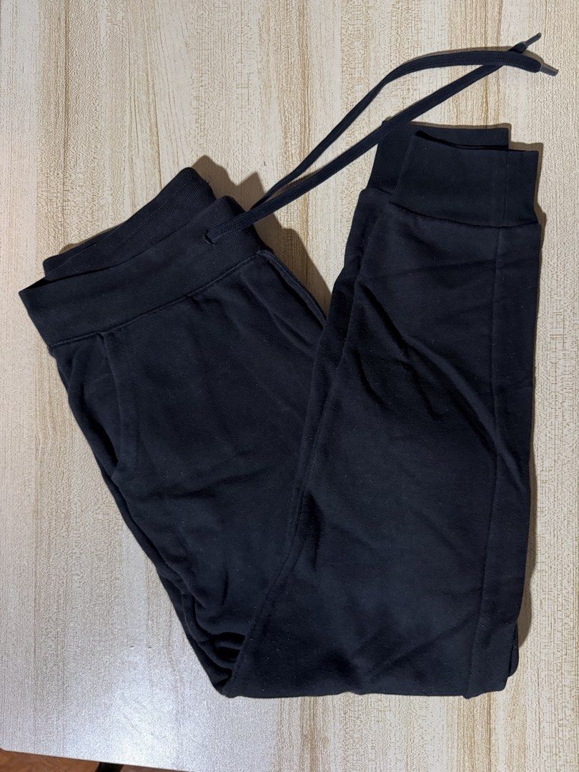Uniqlo jogger pants (Category: Joggers) located in Quezon City. Submitted by vinceco8 (Listing ID 1467564053, Image 1). Description: .