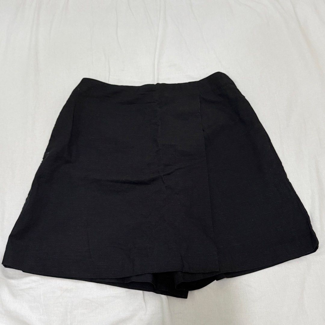 Uniqlo Linen Skort (Category: Skirts) located in Manila. Submitted by shesells3ashells (Listing ID 1467440056, Image 2). Description: .