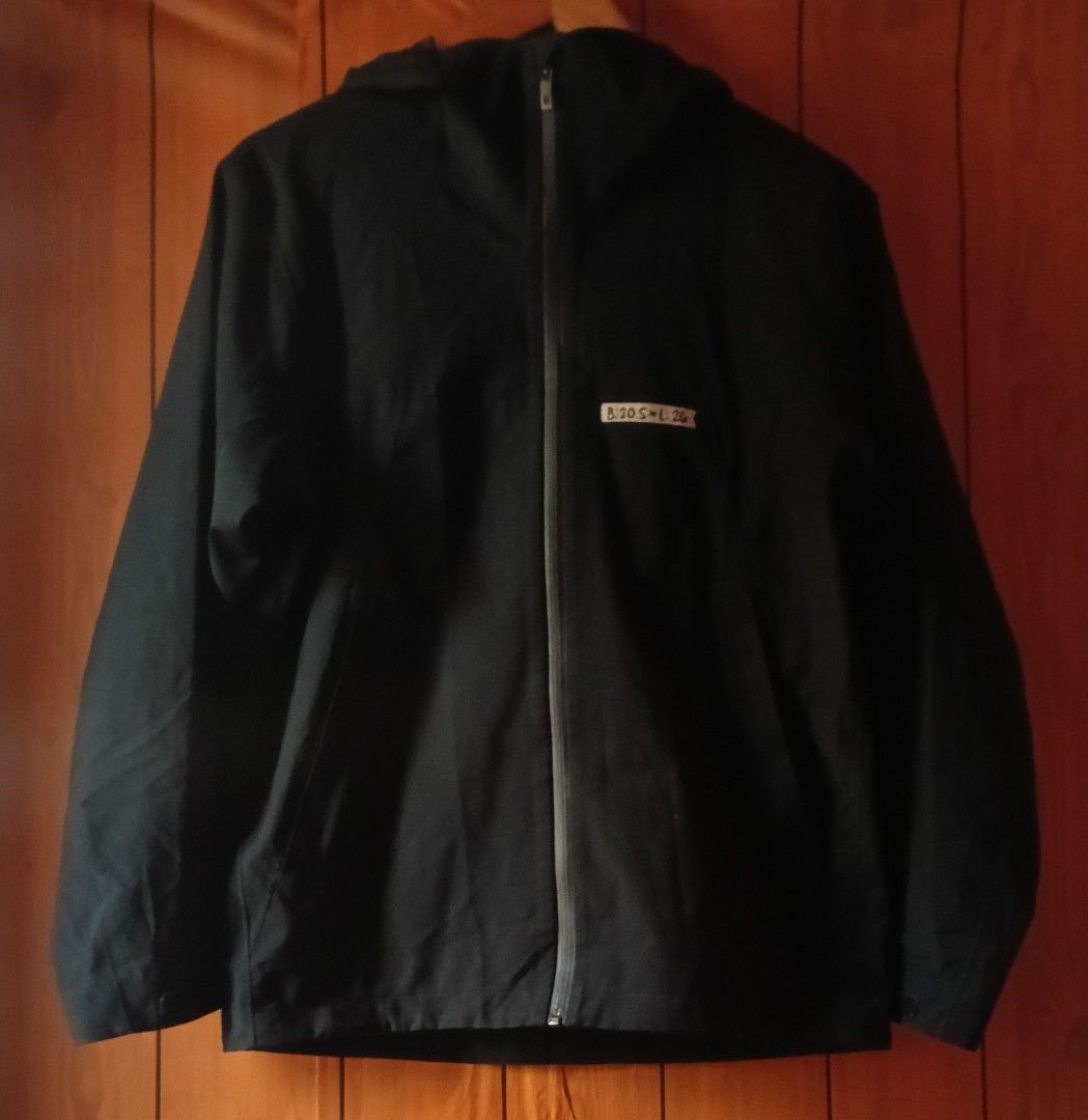UNIQLO Men's Blocktech Parka (Category: Coats, Jackets and Outerwear) located in Basista. Submitted by purpleens_shop (Listing ID 1467403312, Image 3). Description: .