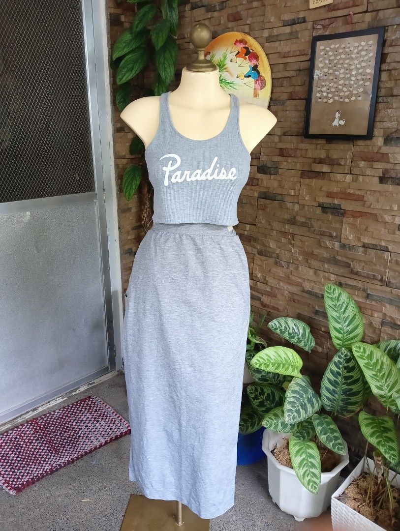 UNIQLO Midi Skirt (Category: Skirts) located in Rizal. Submitted by timeless_shop (Listing ID 1467436000, Image 2). Description: 🩶 Original Uniqlo Gray Midi Skirt 📏 Size: S - Fit 24-27 Waistline 📝 Details: - Length: 34 inches - Width Waistline 12 inches flat laid - Fabric: lightweight nylon - Design: Pull-on pencil / straight cut + slit detail - basic but aesthetic - Color: Heather Gray - easy to pair with any top! 🩶 ✨ Condition: 9.9/10 Like 