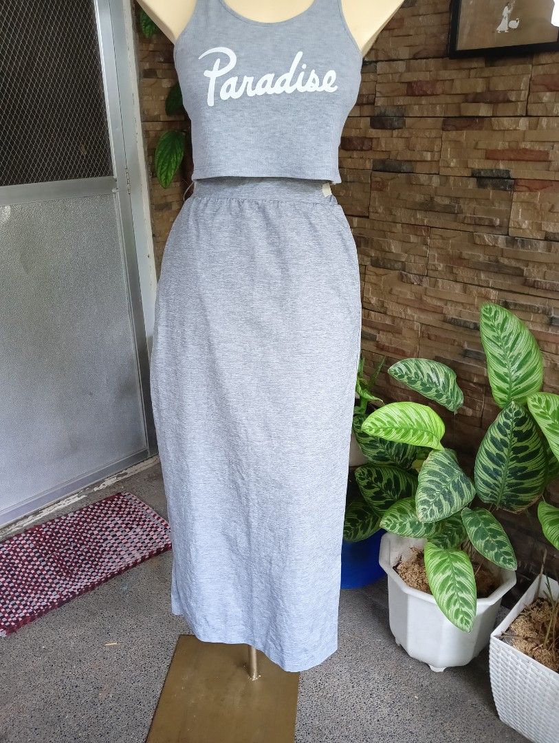 UNIQLO Midi Skirt (Category: Skirts) located in Rizal. Submitted by timeless_shop (Listing ID 1467436000, Image 3). Description: 🩶 Original Uniqlo Gray Midi Skirt 📏 Size: S - Fit 24-27 Waistline 📝 Details: - Length: 34 inches - Width Waistline 12 inches flat laid - Fabric: lightweight nylon - Design: Pull-on pencil / straight cut + slit detail - basic but aesthetic - Color: Heather Gray - easy to pair with any top! 🩶 ✨ Condition: 9.9/10 Like 
