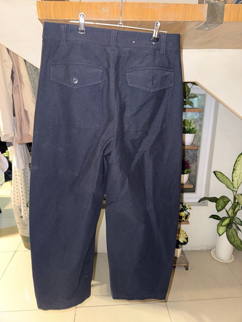Uniqlo Navy Blue Barrel Jeans (Category: Jeans) located in Manila. Submitted by clalala.fire (Listing ID 1467530012, Image 2). Description: - size: XL.