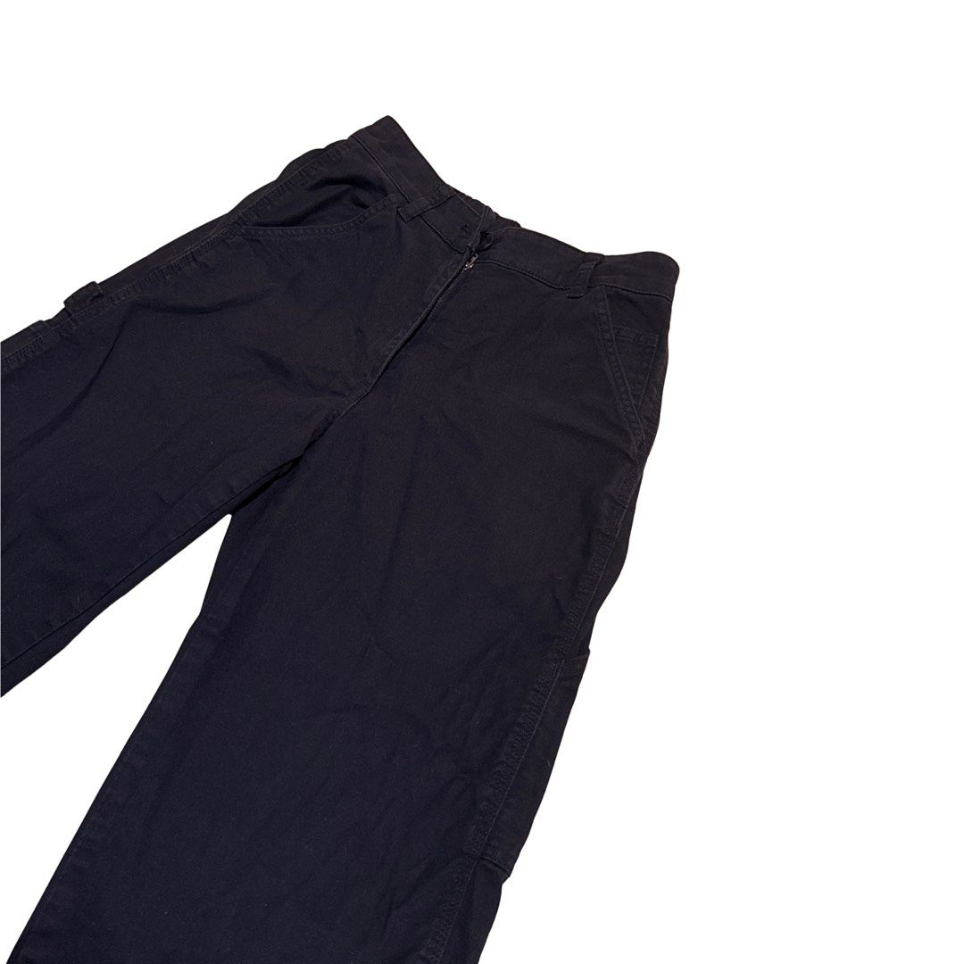 Uniqlo Navy Blue Cargo Pants (Category: Jeans) located in Quezon City. Submitted by am.222 (Listing ID 1467504863, Image 1). Description: waist: 23 - 25 inches hips: 33 - 35 inches length: 32.5 inches.